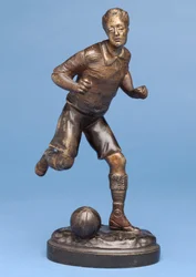 Footballeur courant avec le ballon, vers 1900
